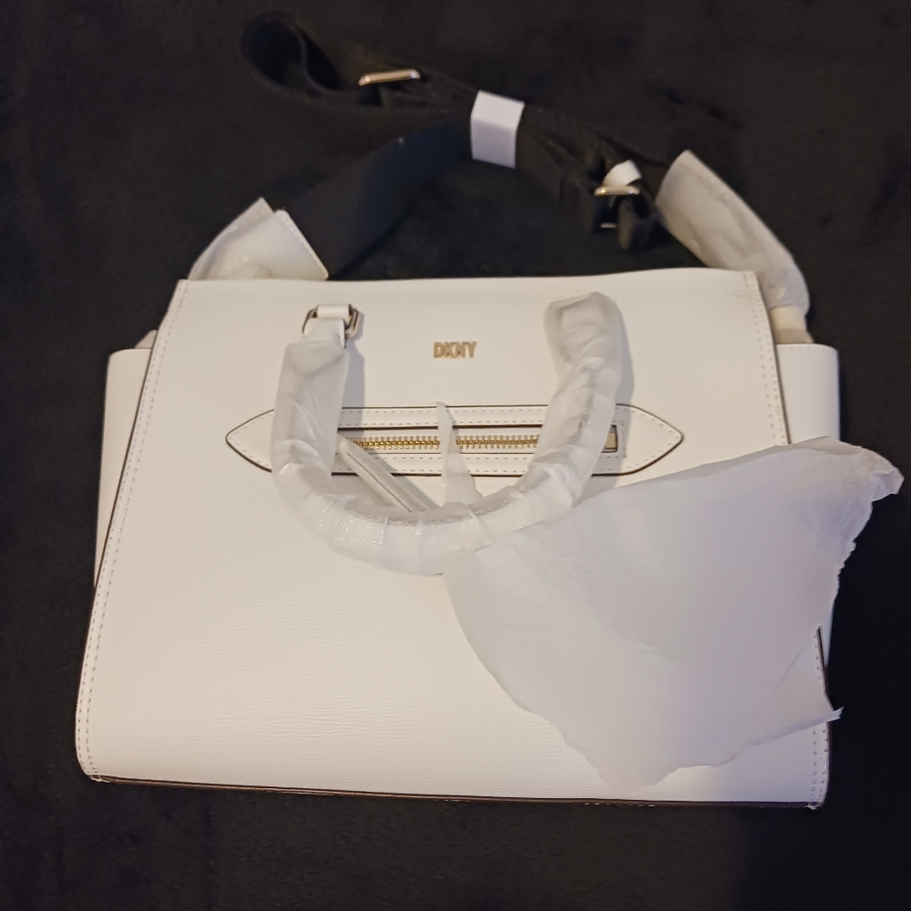 New DKNY handbag 👜 for sale.